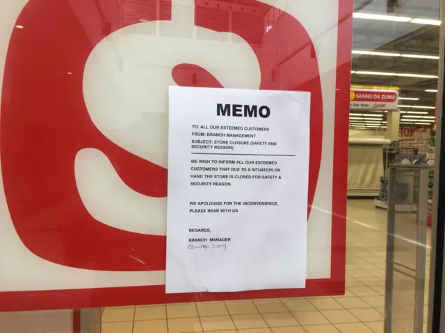 Memo in front of Shoprite for Kano wey tok say dem dey closed