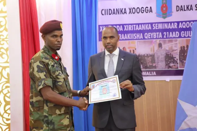 Ra'iisul wasaaraha Soomaaliya ayaa tababarka usoo xiray ciidammadii horey uga tirsanaa ururka Ahlu Sunna ee hadda kusoo biiray ciidanka xoogga