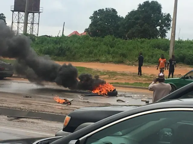 Protesters dey burn tire