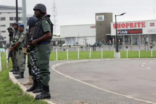 Ciidammada Nigeria oo ilaalanaya xarumo ganacsi oo ay leeyihiin Koonfur Afrikaanka