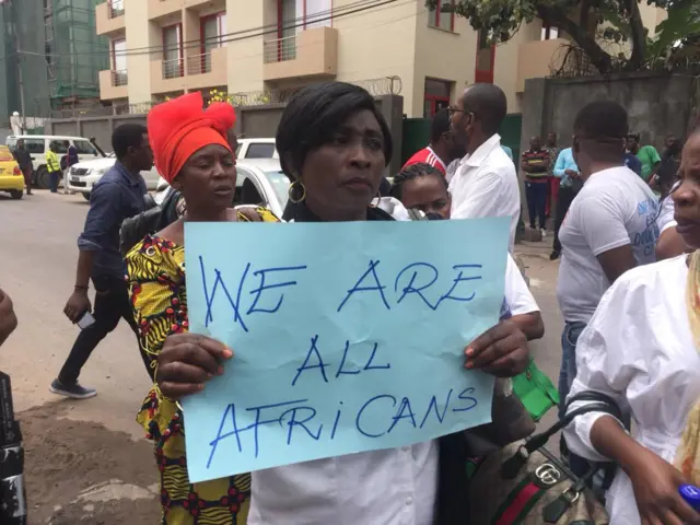 Ndị mmadụ na-eme ngagharịiwe n'obodo Kịnshasha