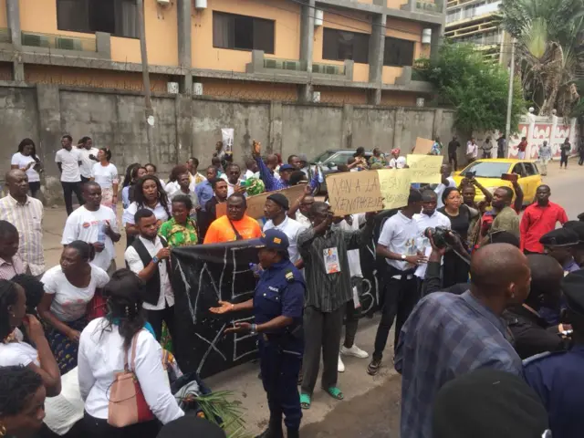 Ndị mmadụ na-eme ngagharịiwe n'obodo Kịnshasha