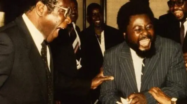 Weriye Wilf Mbanga (Midig) iyo Robert Mugabe (Bidix)