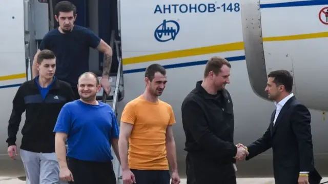 Зеленський зустрічає звільнених українців