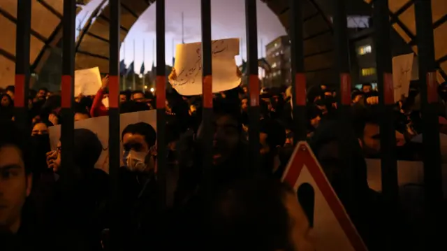 تجمع‌های اعتراضی به یادبود کشته‌شدگان هواپیمای اوکراینی