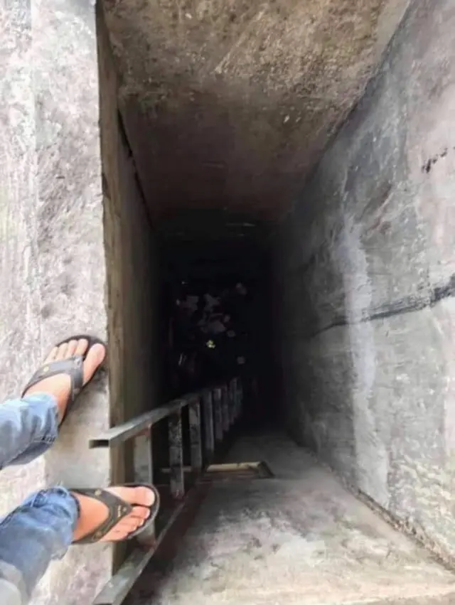 Hố ngăn giữa các nhà dân tại khu vực được cho là xảy ra vụ việc.