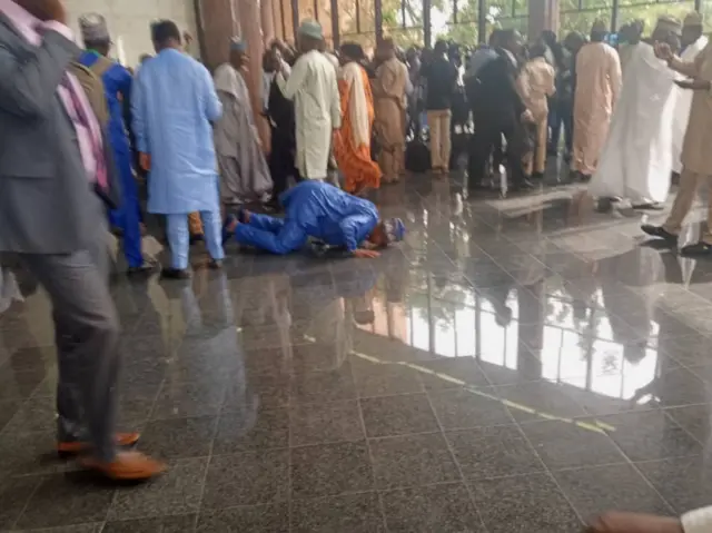 Wani mai goyon bayan Gwamna Tambuwal yana sujjada bayan kotu ta tabbatar da nasarar gwamnan