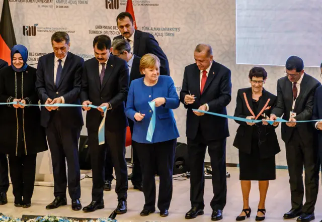 erdoğan ve merkel kurdele keserken