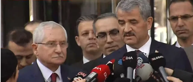 Eski başkan Sadi Güven ve yeni başkan Muharrem Akkaya