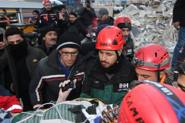 enkazdan kurtarılan kadın