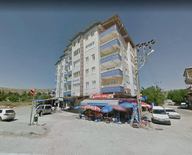 Gezin Mahallesi'ndeki Mavi Göl Apartmanı'nın yıkılmadan önceki hali