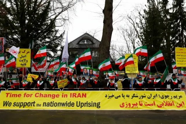 تجمع طرفداران مجاهدین خلق مقابل سفارت ایران در برلین