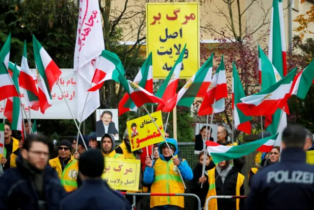تجمع طرفداران مجاهدین خلق مقابل سفارت ایران در برلین