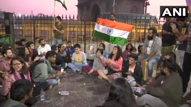 मुंबई मे प्रदर्शनकारी