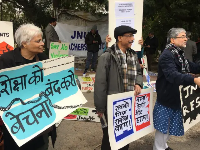 विरोध प्रदर्शन करते जेएनयू के शिक्षक