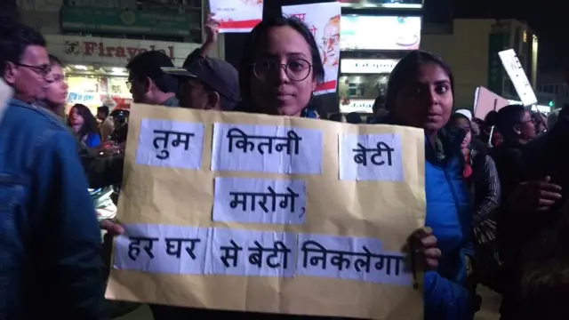 प्रदर्शनकारी छात्रा