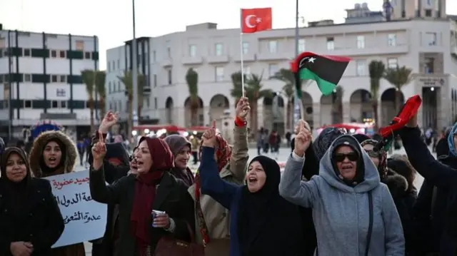 Mazauna birnin Tripoli suna murnar zuwan sojin Turkiyya kasar.