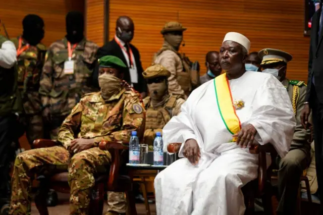 Kiongozi wa Mapinduzi Kanali Assimi Goita (Kushoto)  Makamu wa Rais Bah Ndaw (Kulia)