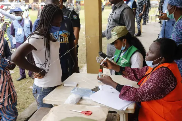 INEC official dey prepare to guide pesin to vote