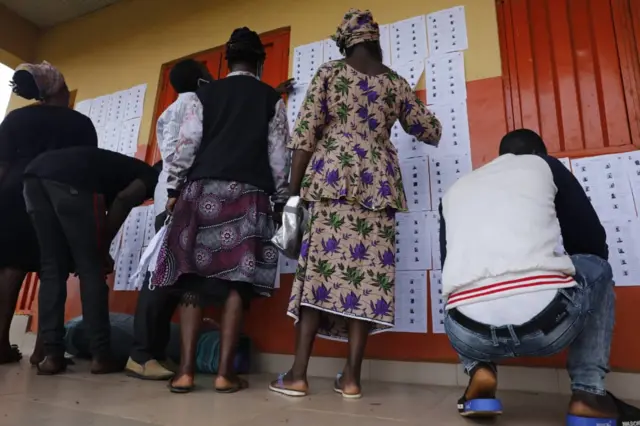 Voters dey check for dia names