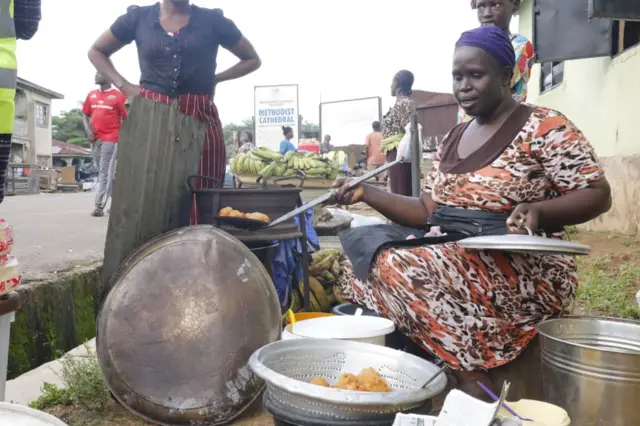 Mama wey dey sell akara