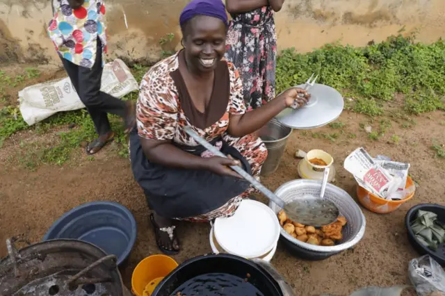 Mama wey dey sell akara
