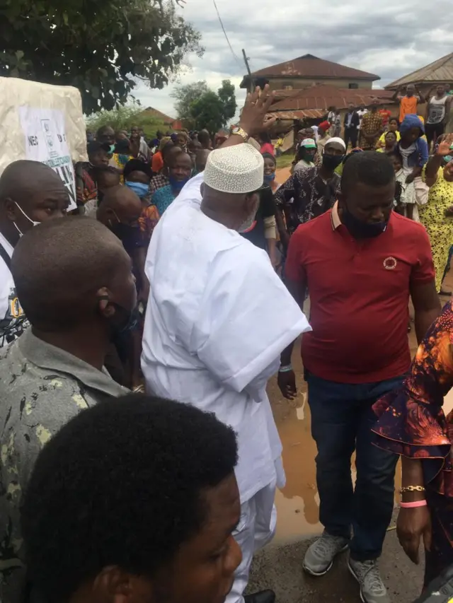 Akeredolu dey wave to pipo