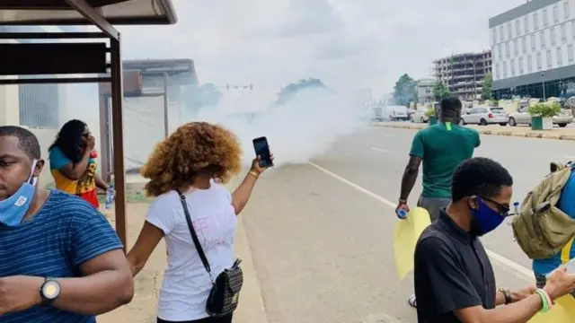 Protesters dey dodge as police fire tear gas during end sars protest for Abuja
