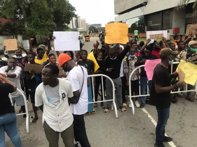 Pipo wey dey protest for Marina