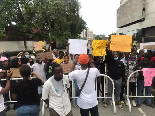 Pipo wey dey protest for Marina