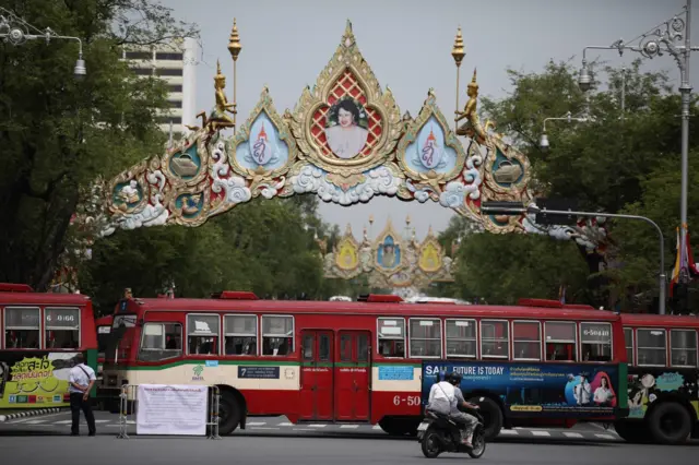ตำรวจนำรถเมล์มากั้นถนนราชดำเนินนอก