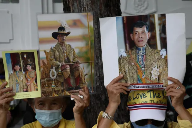 ประชาชนผู้รักสถาบันฯ ชูรูปรัชกาลที่ 10