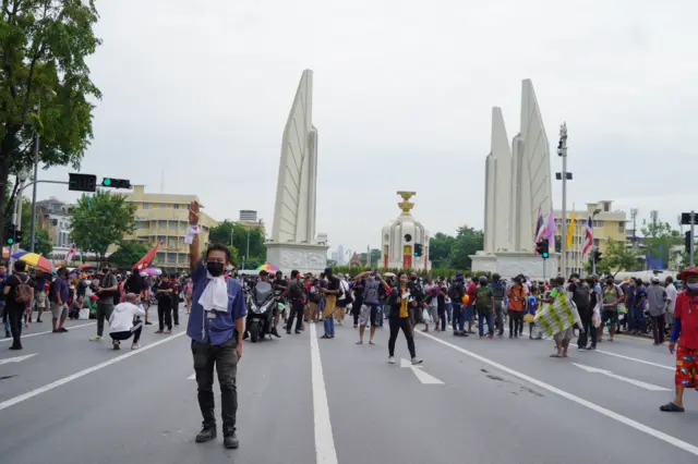 บรรยากาศจากที่ชุมนุมของกลุ่มคณะราษฎรที่อนุสาวรีย์ประชาธิปไตย