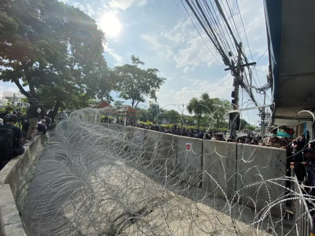 ภาพรั้วลวดหนาม