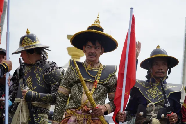 ผู้ชุมนุมกลุ่มหนึ่งแต่งกายชุด "สมเด็จพระนเรศวรมหาราช" และ "สมเด็จพระเจ้าตากสินมหาราช"