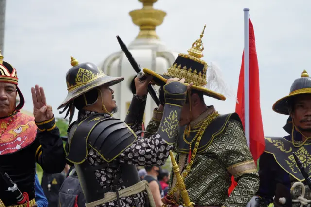 ผู้ชุมนุมกลุ่มหนึ่งแต่งกายชุด "สมเด็จพระนเรศวรมหาราช" และ "สมเด็จพระเจ้าตากสินมหาราช"