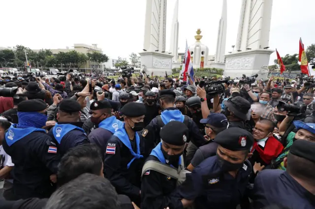 ชุมนุมที่อนุสาวรีย์ประชาธิปไตย