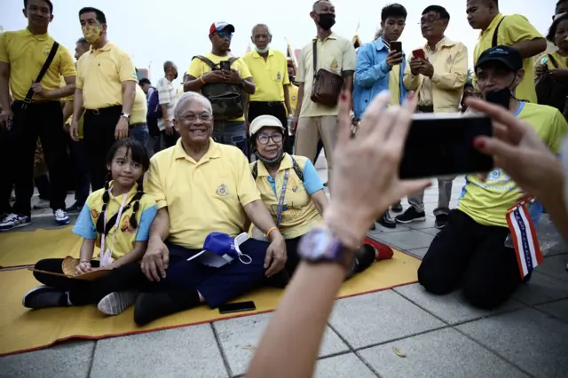 สุเทพ เทือกสุบรรณ ถ่ายรูปกับแฟนคลับ