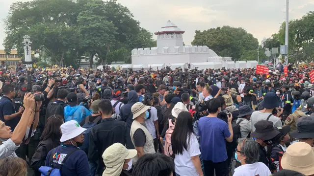 ขบวนผู้ชุมนุมเดินทางมาถึงแยกป้อมมหากาฬซึ่งมีแนวกั้นของตำรวจปิดกั้นเส้นทางอยู่