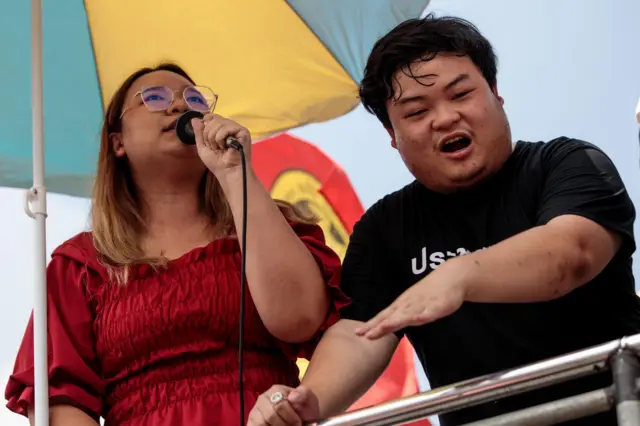 ปนัสยาและพริษฐ์บนรถปราศรัยระหว่างการชุมนุม
