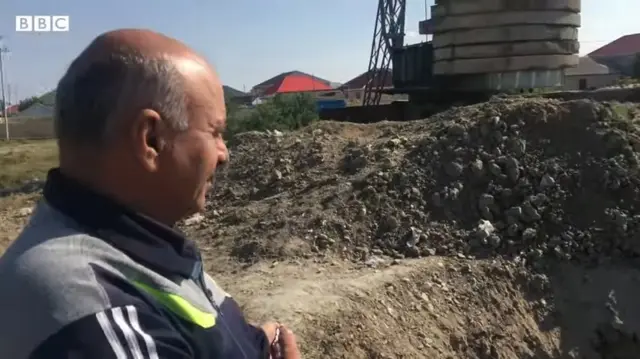 Ягуб Багиров – беженец из Карабаха, уже 27 лет живет в этом городе, и его дом, который он строил несколько лет, тоже оказался под обстрелом.