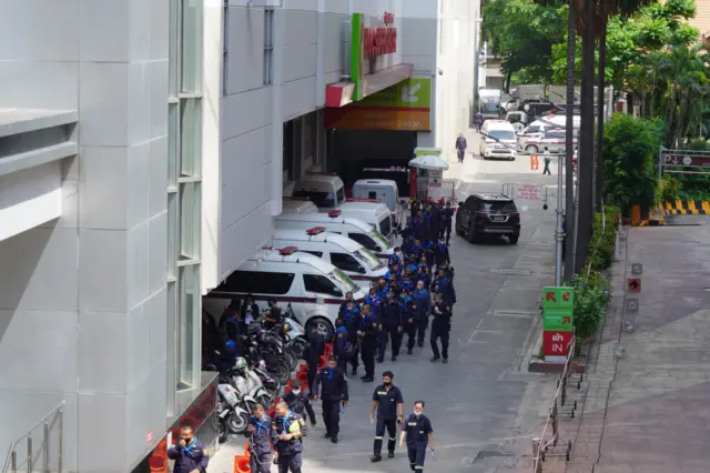 ตำรวจระดมกำลังเข้าแยกราชประสงค์