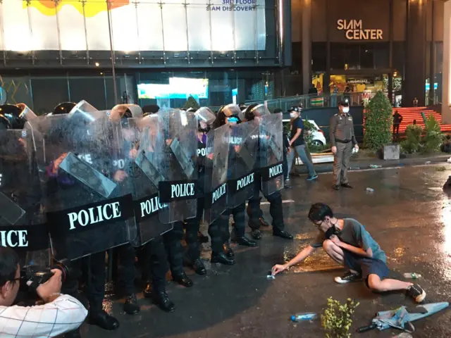 ผู้ชุมนุมวางโบว์ขาวให้ตำรวจ