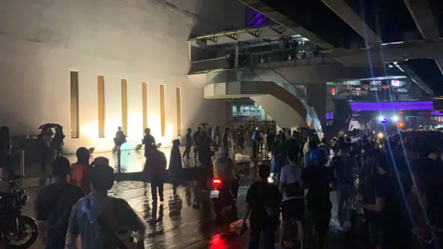 ผู้ชุมนุมบริเวณหอศิลป์กรุงเทพฯ