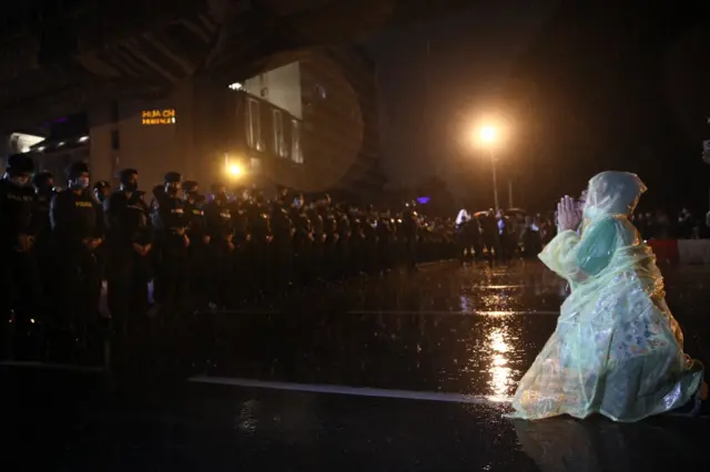 เหตุการณ์ที่สะพานหัวช้างเมื่อเวลาประมาณ 22.00 น.