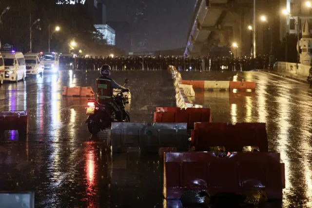 เจ้าหน้าที่ตำรวจตั้งแนวบนสะพานหัวช้าง