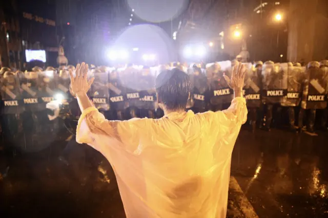 ผู้ชุมนุมชูมือห้ามตำรวจ