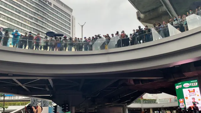 ประชาชนที่อยู่ด้านบนสกายวอล์คบริเวณแยกปทุมวัน