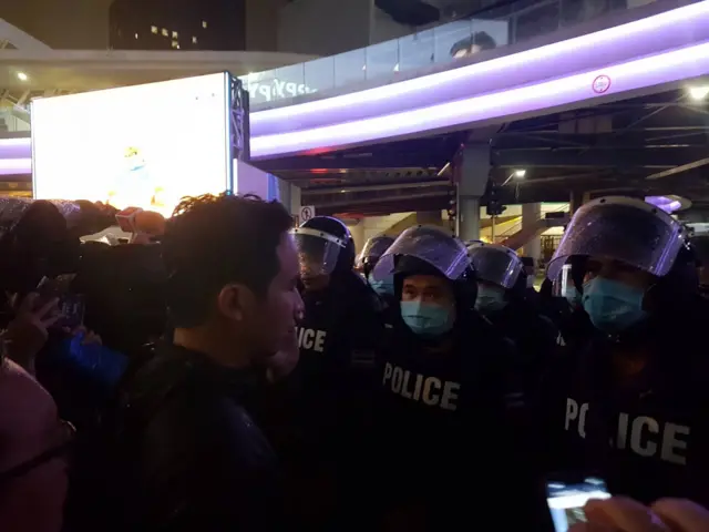 ส.ส.พรรคก้าวไกลเจรจากับตำรวจ