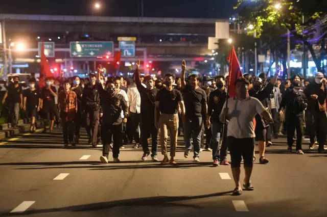 ชุมนุมบนท้องถนน